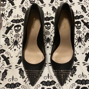 Pointed toe studs Aldo pumps
